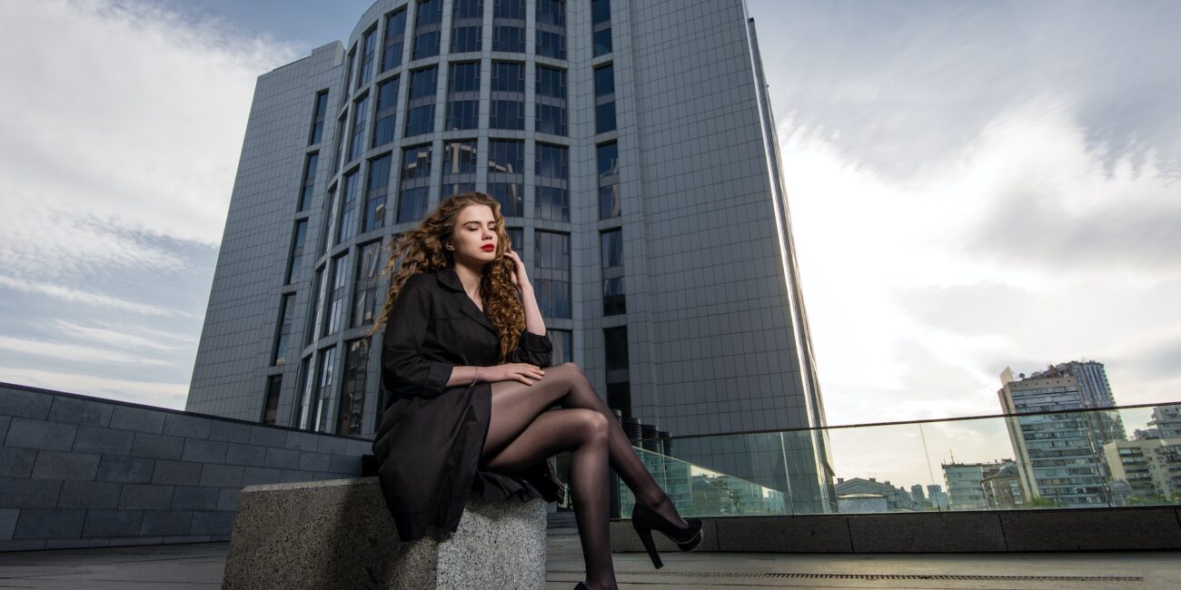 Fashionable beautiful brunette girl in a modern city